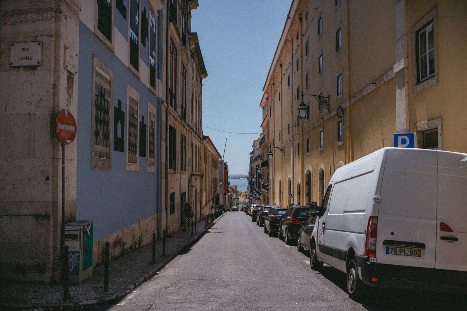 Camionnette de déménagement devant une rue de Nancy en été