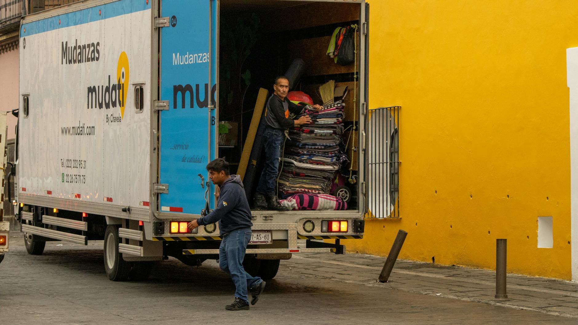 Déménageurs chargeant un camion devant une rue de Thionville