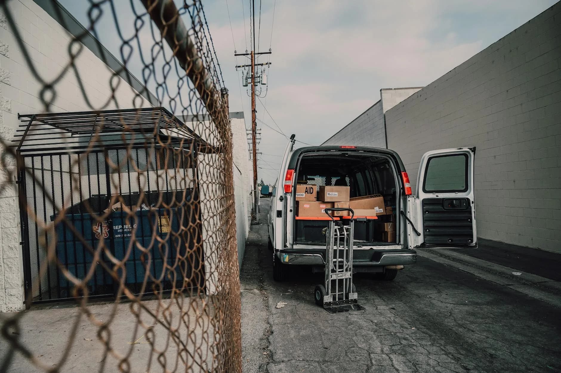 Camion de déménagement en train de charger des cartons devant un centre de self-stockage en périphérie urbaine